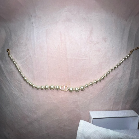 Christian Dior 30 Montaigne Short Necklace in Gold-Metal and White Pearls - Picture 3 of 6